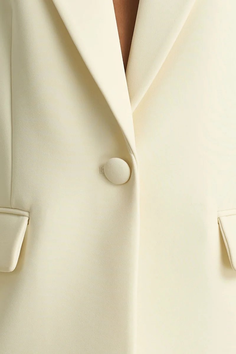 Katherine | Chaquetta Entallada con Escote V en Color Crema - Imagen 8