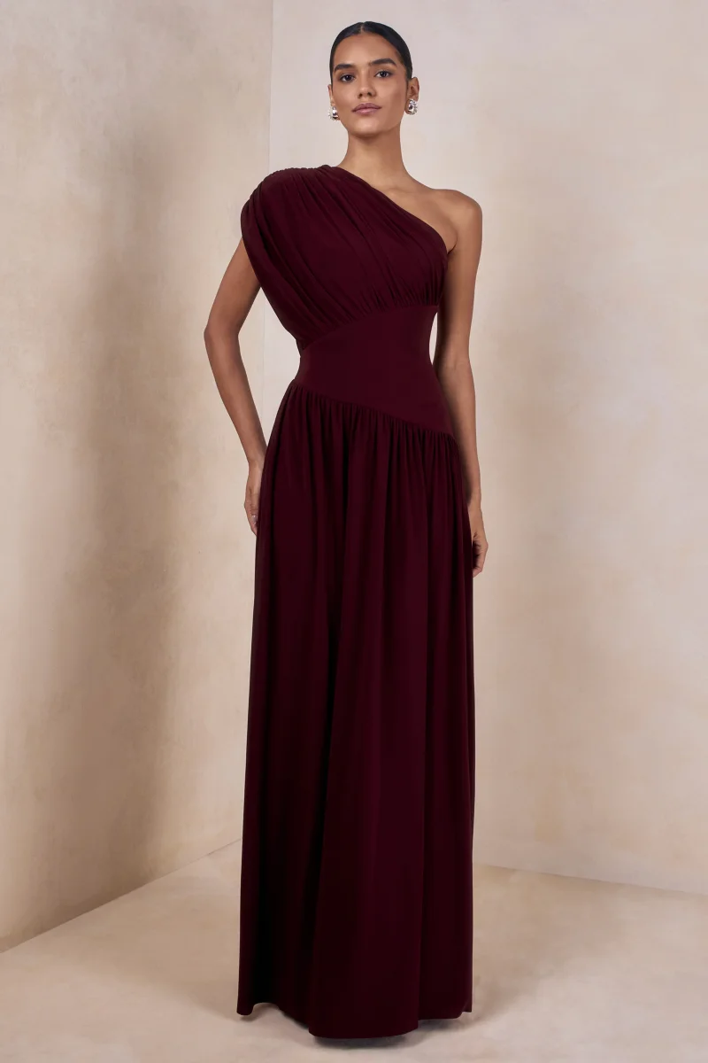 Kelsey | Vestido Largo Burdeos Con Escote Asimétrico Y Detalles Fruncidos - Imagen 2