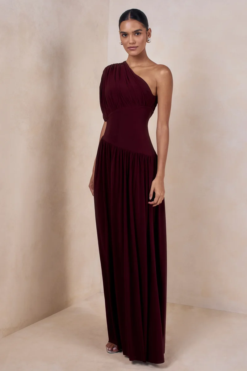 Kelsey | Vestido Largo Burdeos Con Escote Asimétrico Y Detalles Fruncidos - Imagen 5