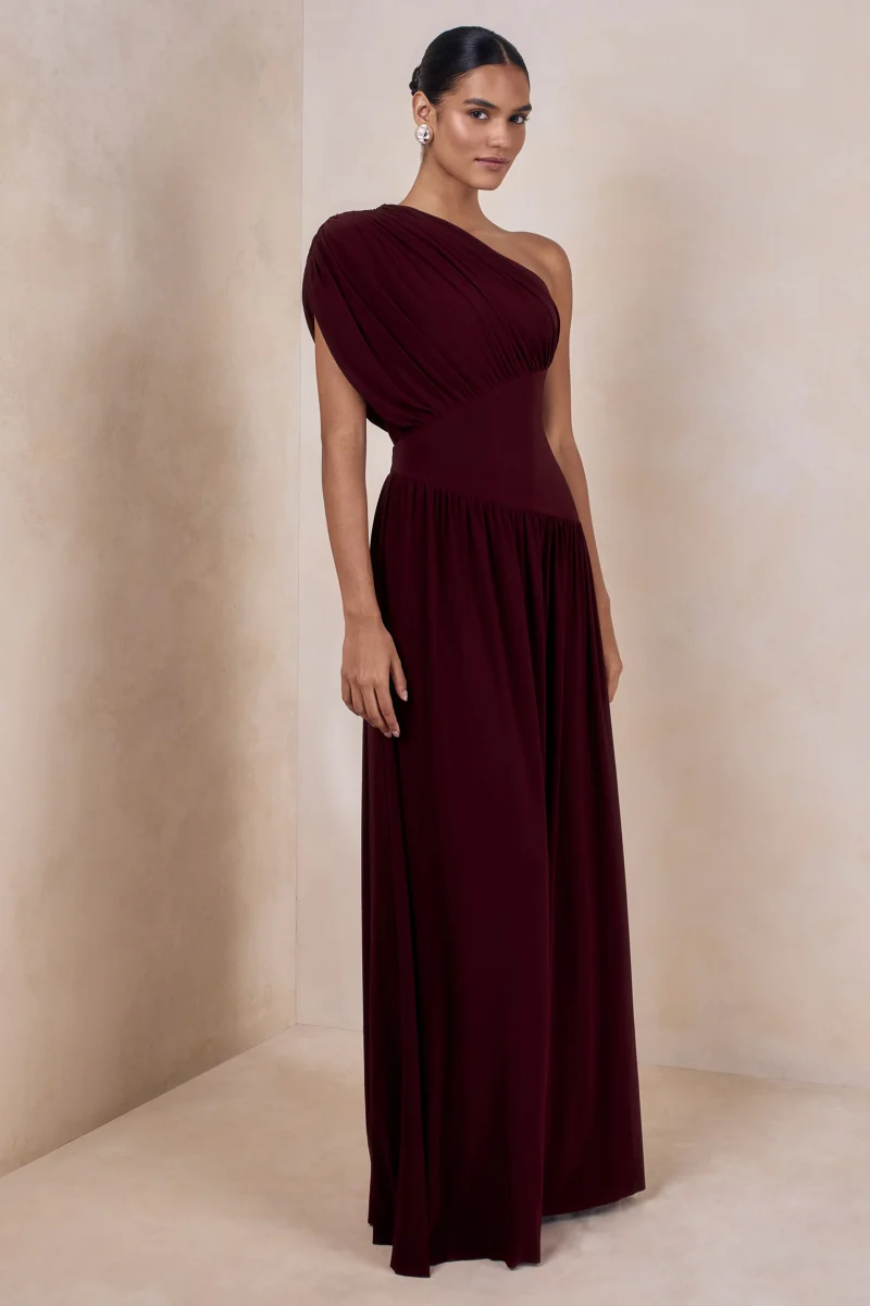 Kelsey | Vestido Largo Burdeos Con Escote Asimétrico Y Detalles Fruncidos - Imagen 6