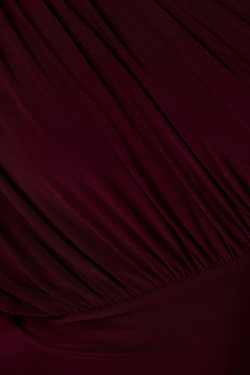 Kelsey | Vestido Largo Burdeos Con Escote Asimétrico Y Detalles Fruncidos - Imagen 7