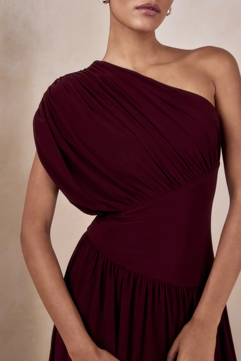 Kelsey | Vestido Largo Burdeos Con Escote Asimétrico Y Detalles Fruncidos - Imagen 4