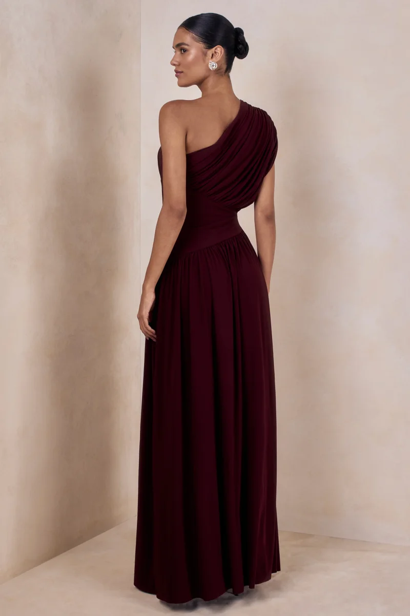 Kelsey | Vestido Largo Burdeos Con Escote Asimétrico Y Detalles Fruncidos - Imagen 3