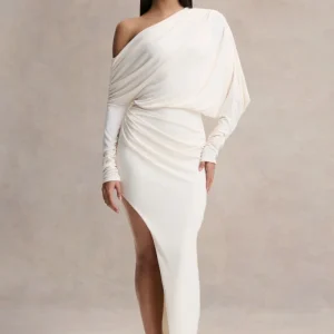Olivia | Vestido Largo Crema de Escote Asimétrico con Detalle Fruncido y Abertura Frontal