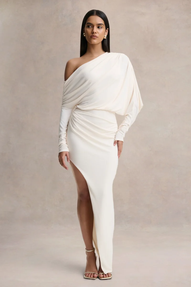 Olivia | Vestido Largo Crema de Escote Asimétrico con Detalle Fruncido y Abertura Frontal