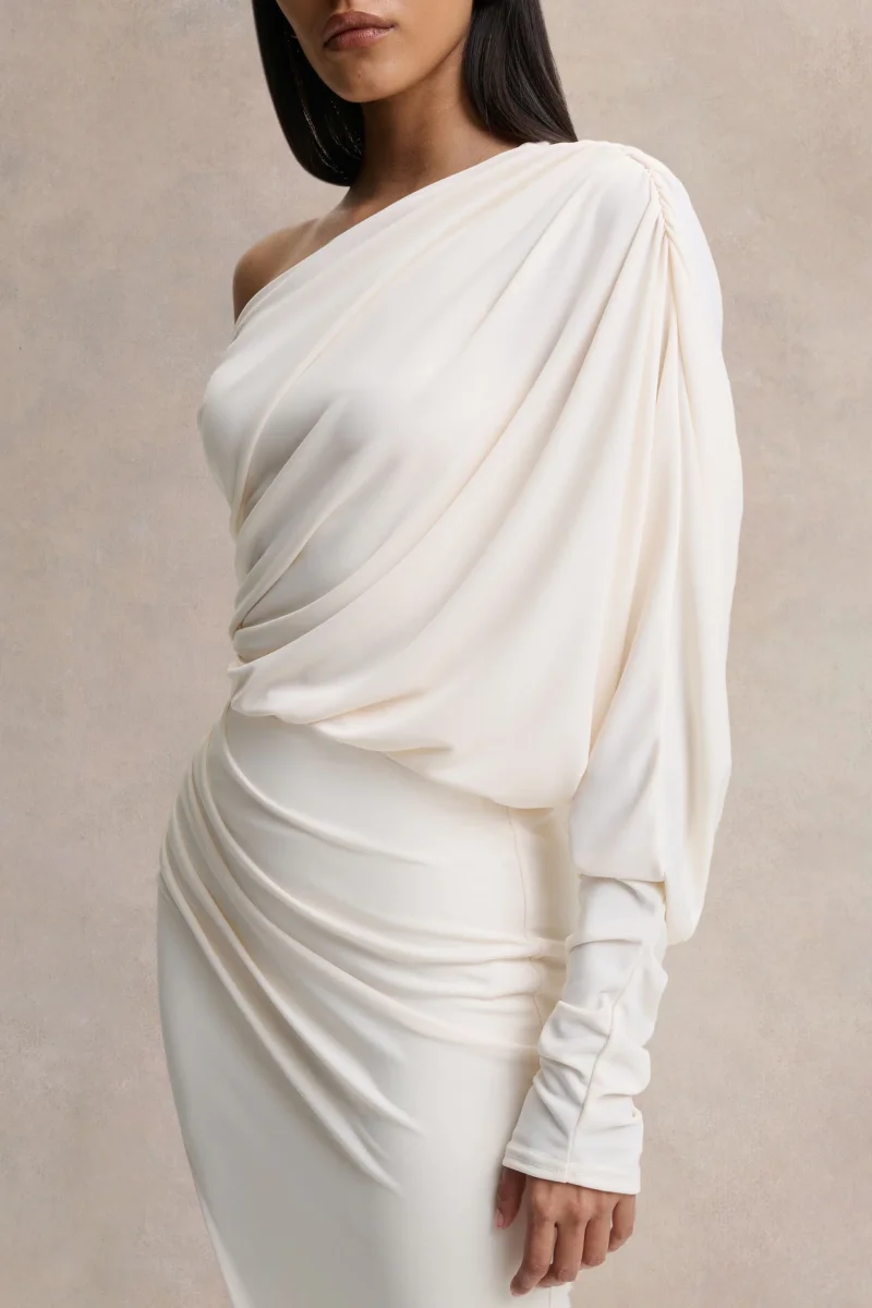 Olivia | Vestido Largo Crema de Escote Asimétrico con Detalle Fruncido y Abertura Frontal - Imagen 4