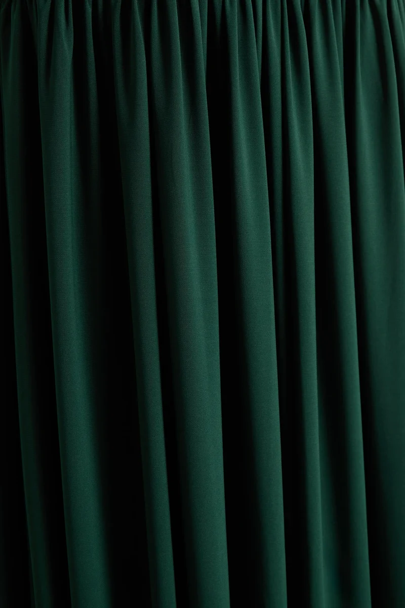 Kady | Vestido Largo Verde Oscuro con Escote Asimétrico, Fruncidos y Abertura Frontal Alta - Imagen 7
