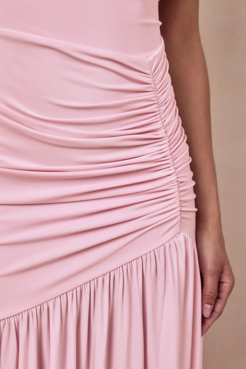 Kady | Vestido largo rosa con escote asimétrico y detalle fruncido - Imagen 7
