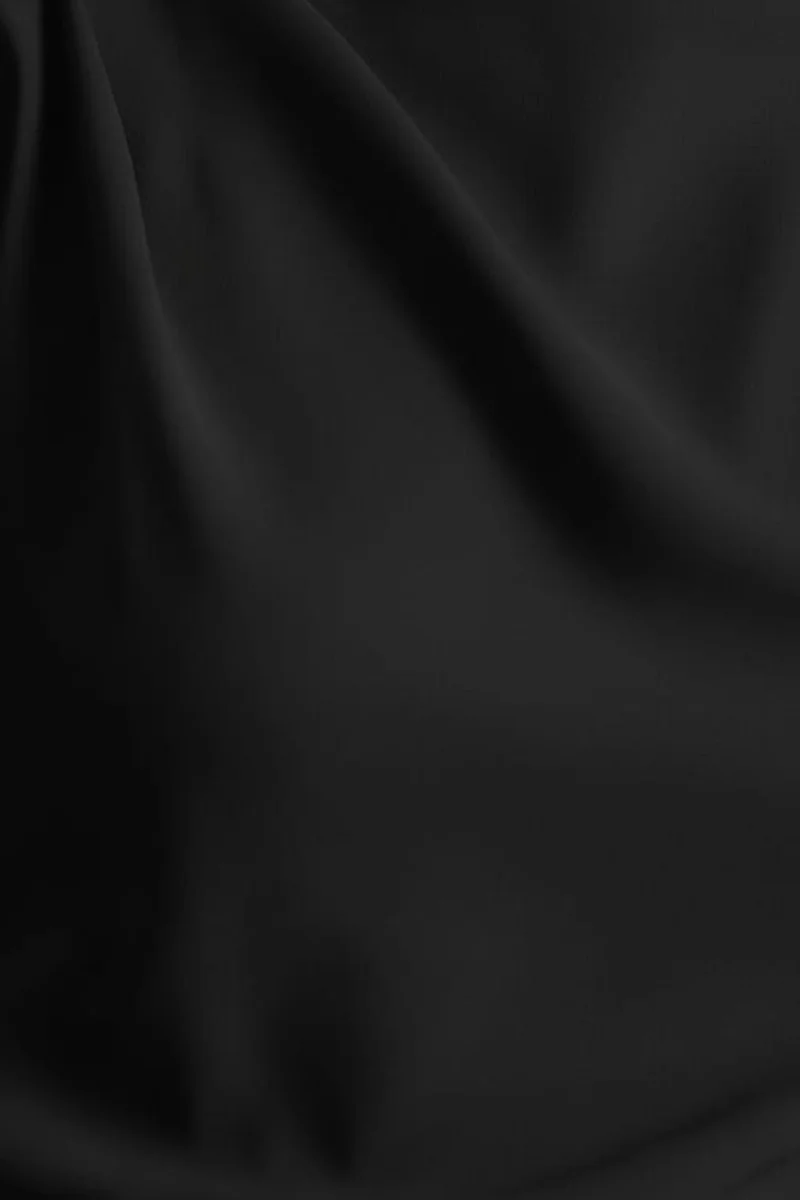 Jimena | Vestido Midi Negro De Manga Larga con Cuello Alto y Detalles Plisados - Imagen 6