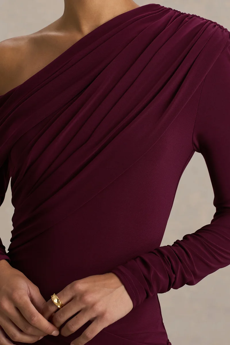Perrie | Vestido Largo Burdeos Con Escote Asimétrico Y Detalles Fruncidos - Imagen 7
