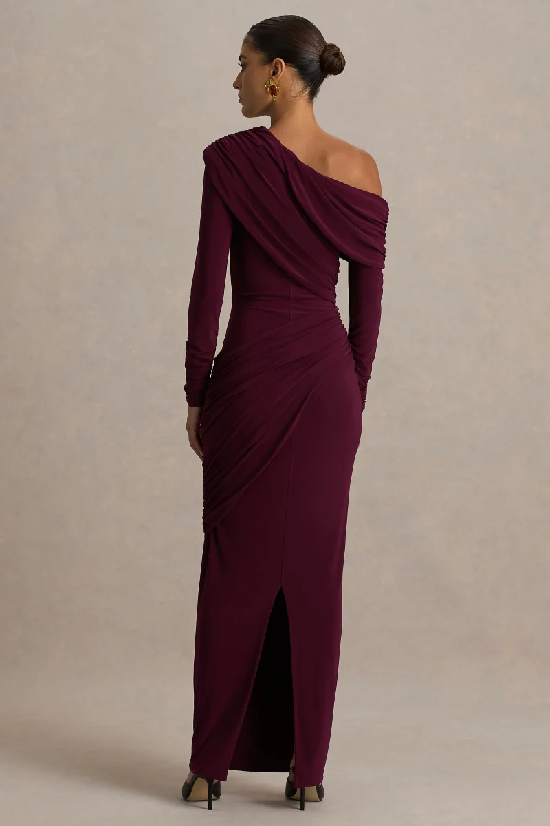 Perrie | Vestido Largo Burdeos Con Escote Asimétrico Y Detalles Fruncidos - Imagen 3