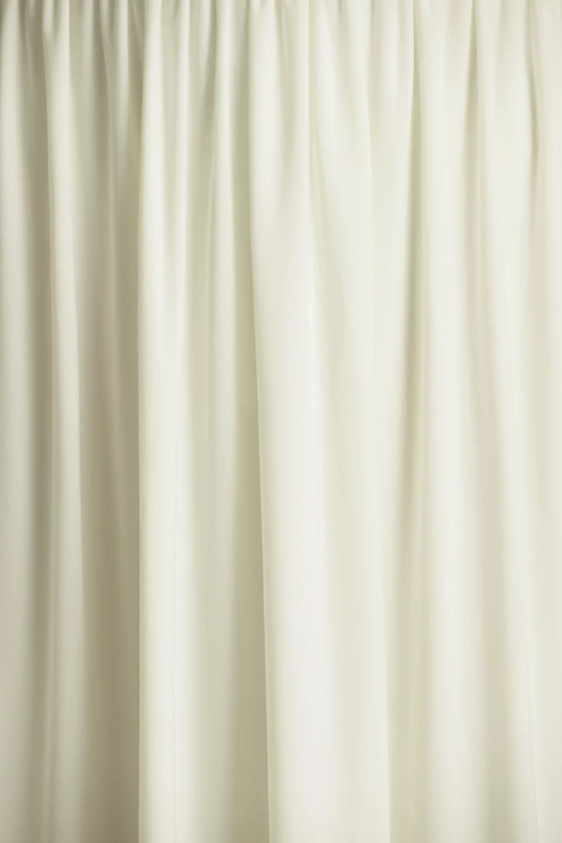 Alexis | Vestido Midi Blanco de Escote Profundo con Detalles Drapeados y Fruncidos - Imagen 7