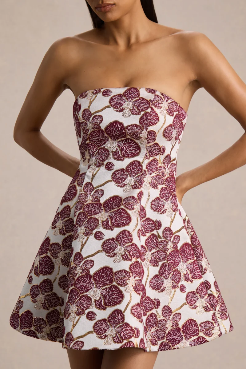 Federica | Vestido Corto de Jacquard Burdeos y Dorado con Escote Palabra de Honor y Silueta en Línea A - Imagen 4