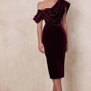 High End | Vestido midi burdeos de terciopelo con cuello asimétrico y detalle drapeado