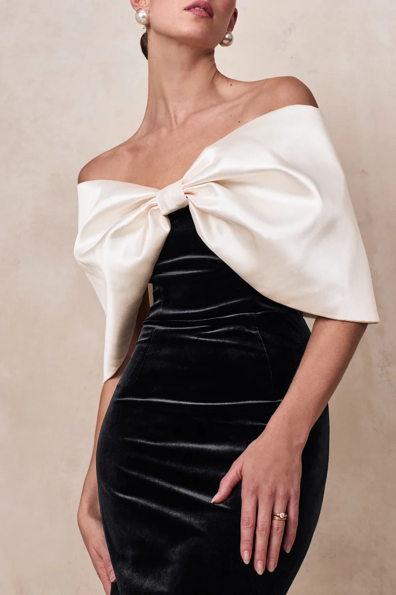 Twilight | Vestido Midi Bardot de Terciopelo Blanco y Negro con Lazo Extragrande - Imagen 4