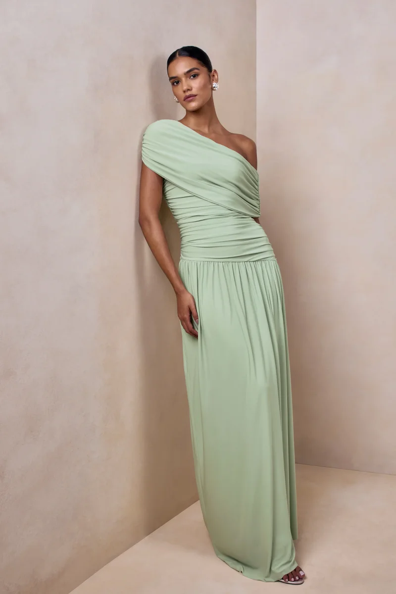 Emberly | Vestido largo verde con escote asimétrico y cintura caída - Imagen 5