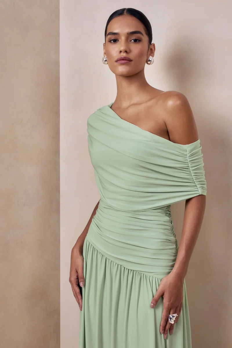 Emberly | Vestido largo verde con escote asimétrico y cintura caída - Imagen 4