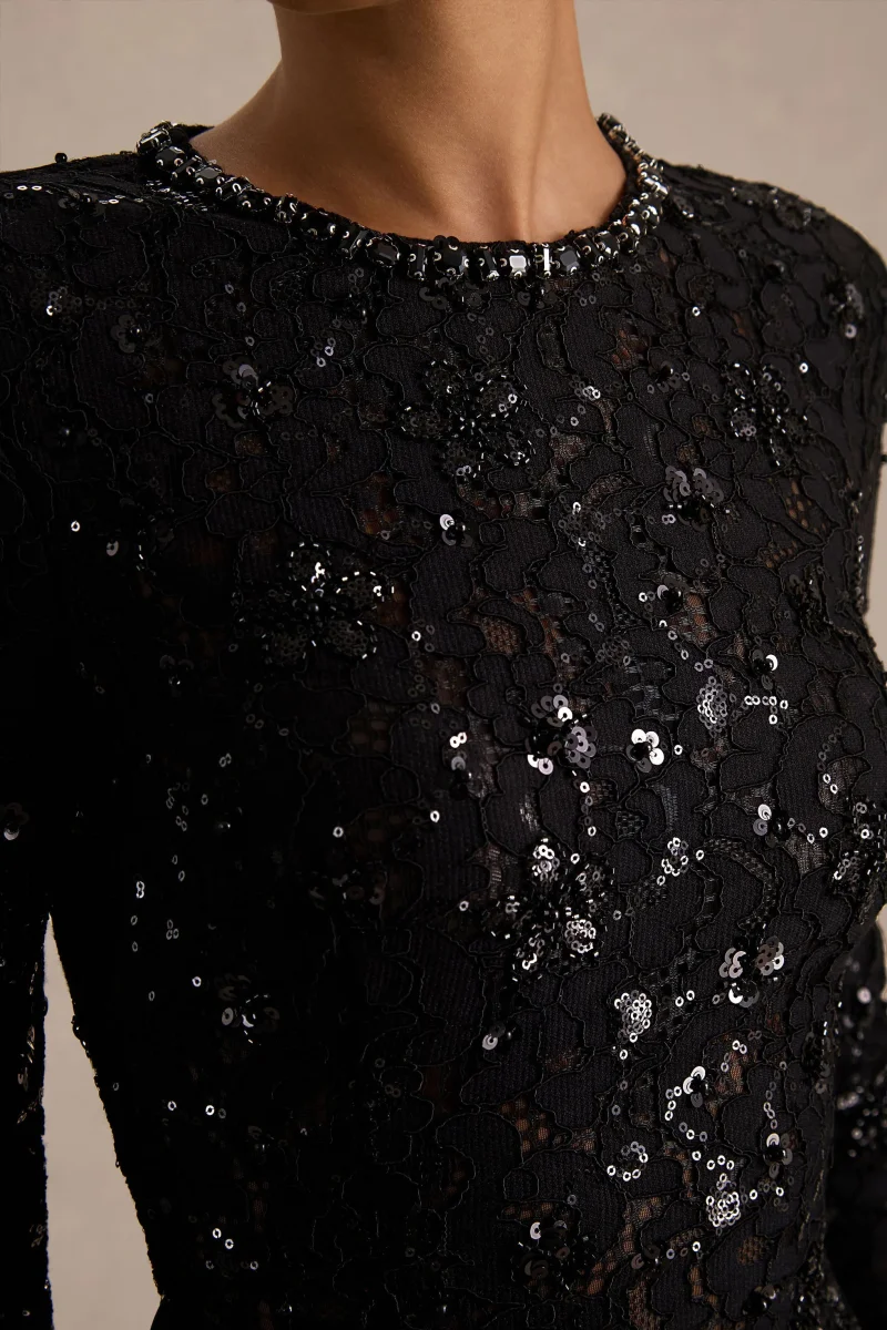 Beau | Vestido Largo de Encaje Negro con Escote Alto y Detalle Drapeado - Imagen 4