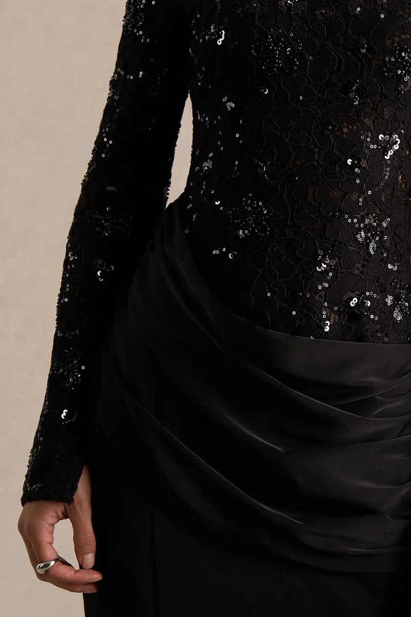 Beau | Vestido Largo de Encaje Negro con Escote Alto y Detalle Drapeado - Imagen 7