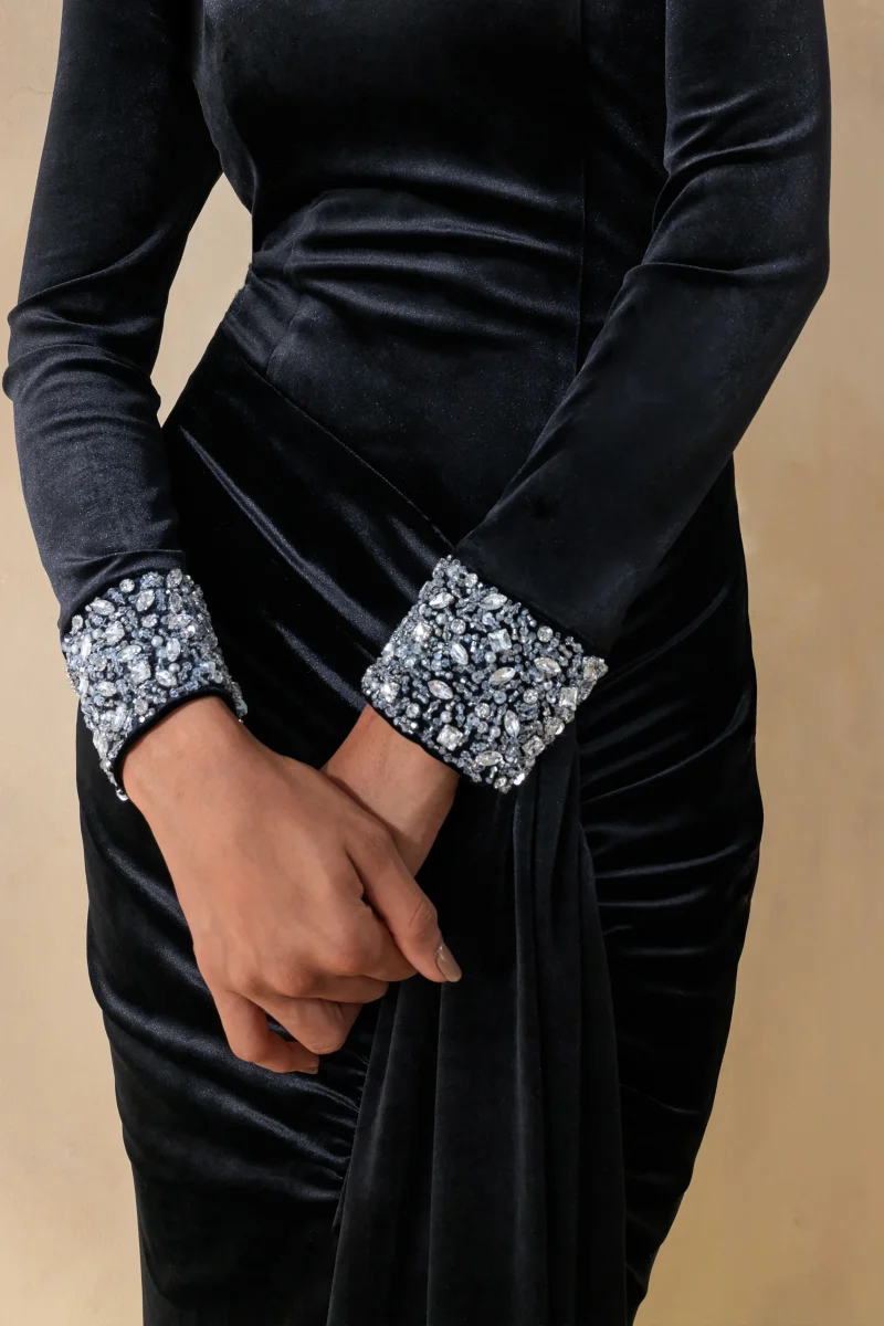 Perrin | Vestido Largo Negro con Escote Alto y Puños Bordados - Imagen 7