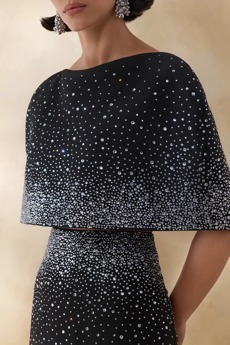 Luxy | Crop Top Negro de Pedrería con Escote Barco y Mangas Tipo Capa - Imagen 7