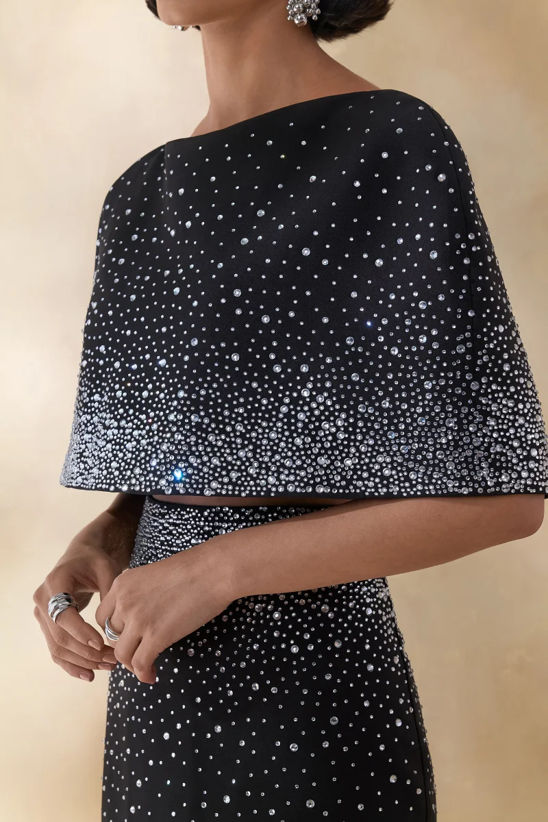 Luxy | Crop Top Negro de Pedrería con Escote Barco y Mangas Tipo Capa - Imagen 4