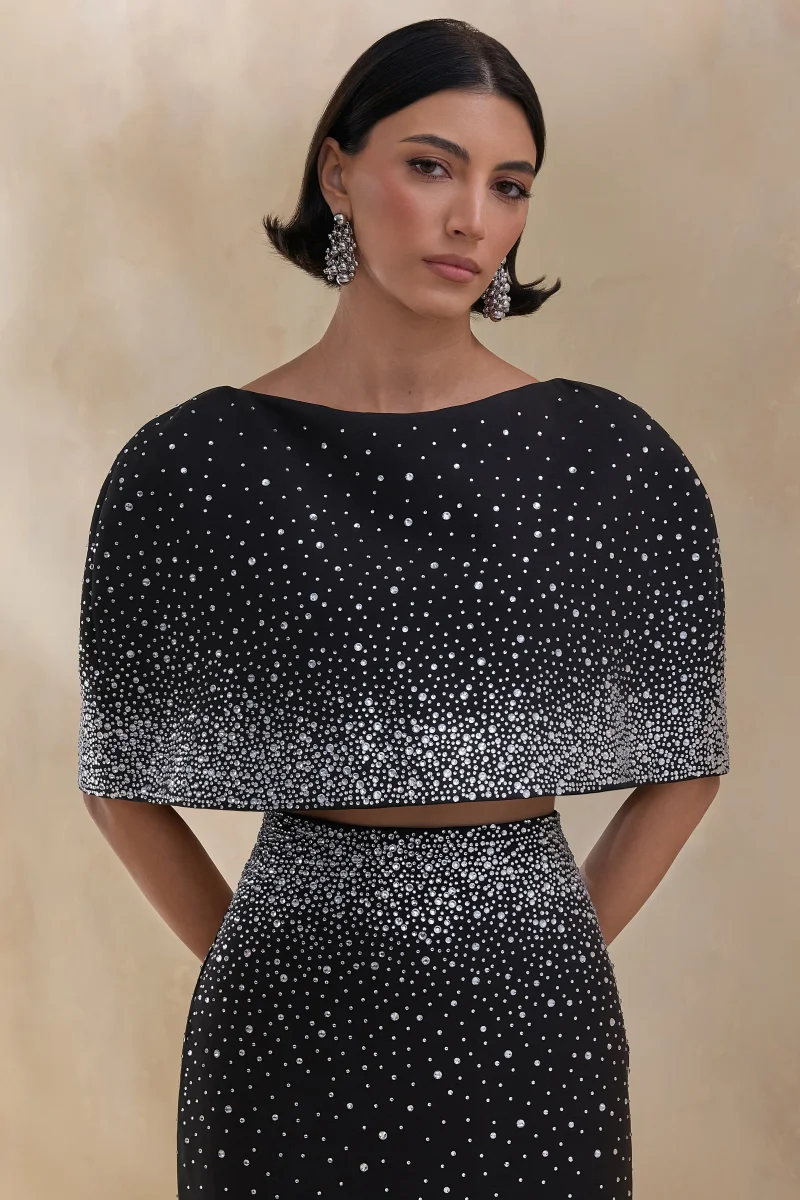 Luxy | Crop Top Negro de Pedrería con Escote Barco y Mangas Tipo Capa - Imagen 6
