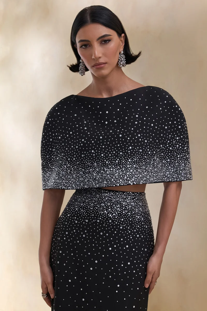 Luxy | Crop Top Negro de Pedrería con Escote Barco y Mangas Tipo Capa - Imagen 2