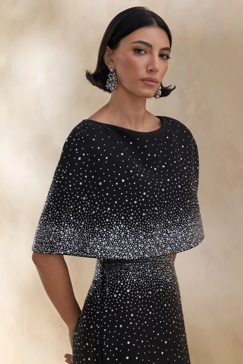 Luxy | Crop Top Negro de Pedrería con Escote Barco y Mangas Tipo Capa - Imagen 5