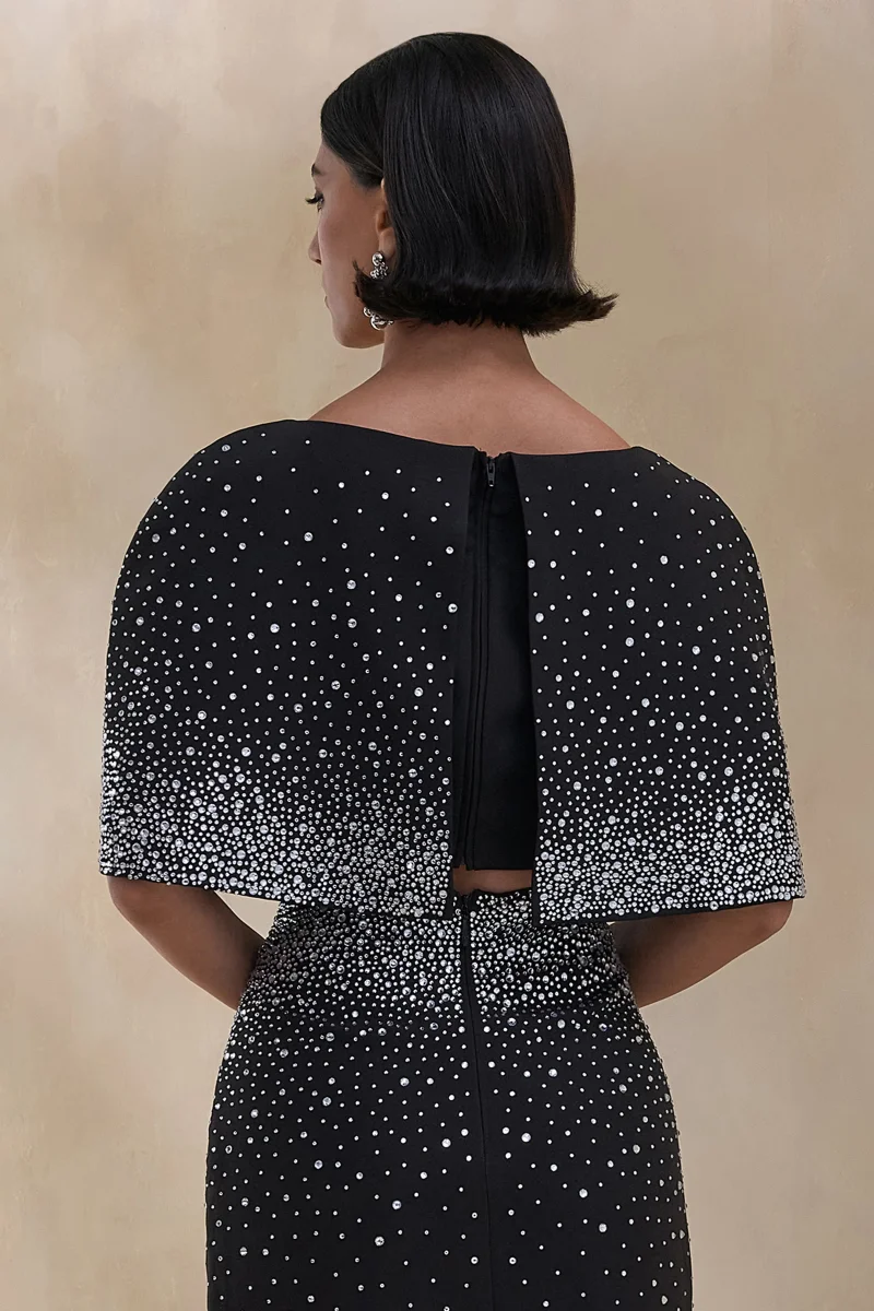 Luxy | Crop Top Negro de Pedrería con Escote Barco y Mangas Tipo Capa - Imagen 3