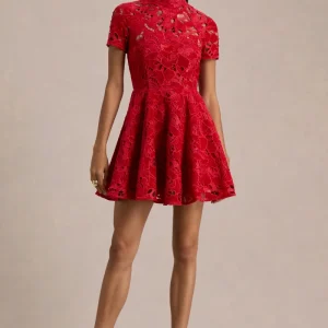 Roam | Vestido Corto de Encaje Rojo con Cuello Alto
