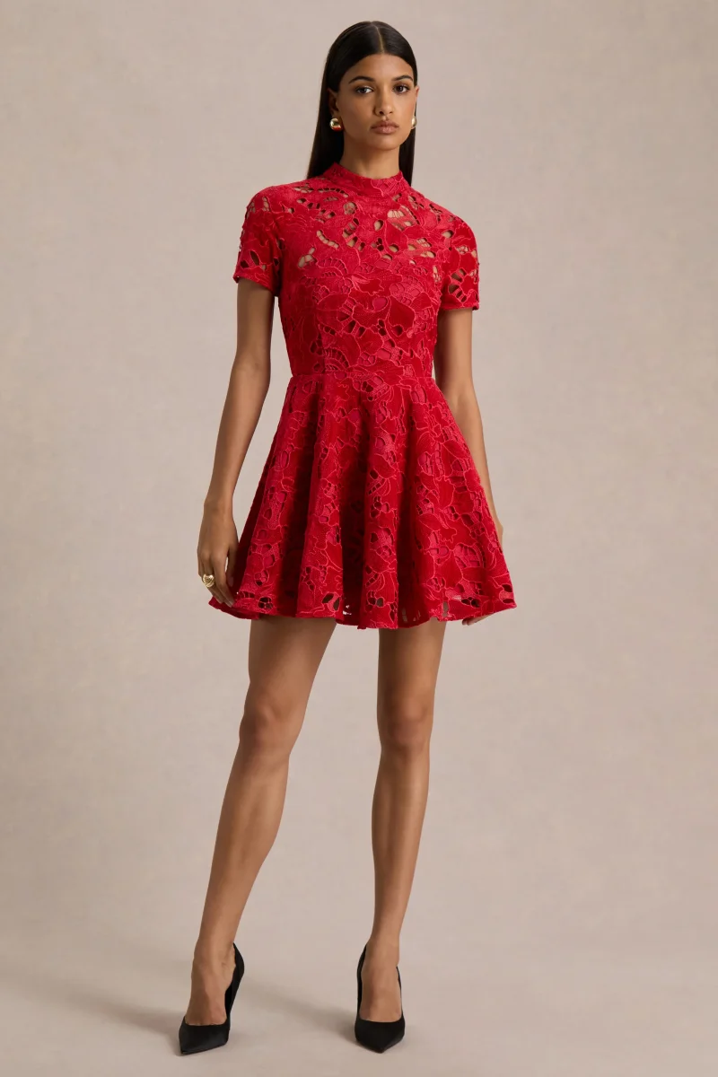 Roam | Vestido Corto de Encaje Rojo con Cuello Alto - Imagen 2