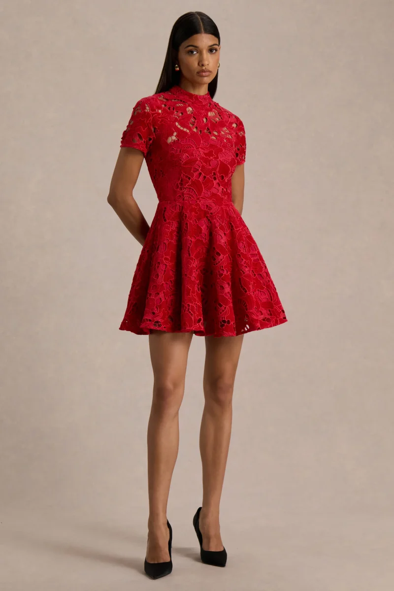 Roam | Vestido Corto de Encaje Rojo con Cuello Alto - Imagen 6