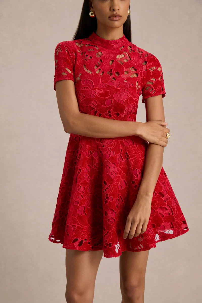 Roam | Vestido Corto de Encaje Rojo con Cuello Alto - Imagen 4