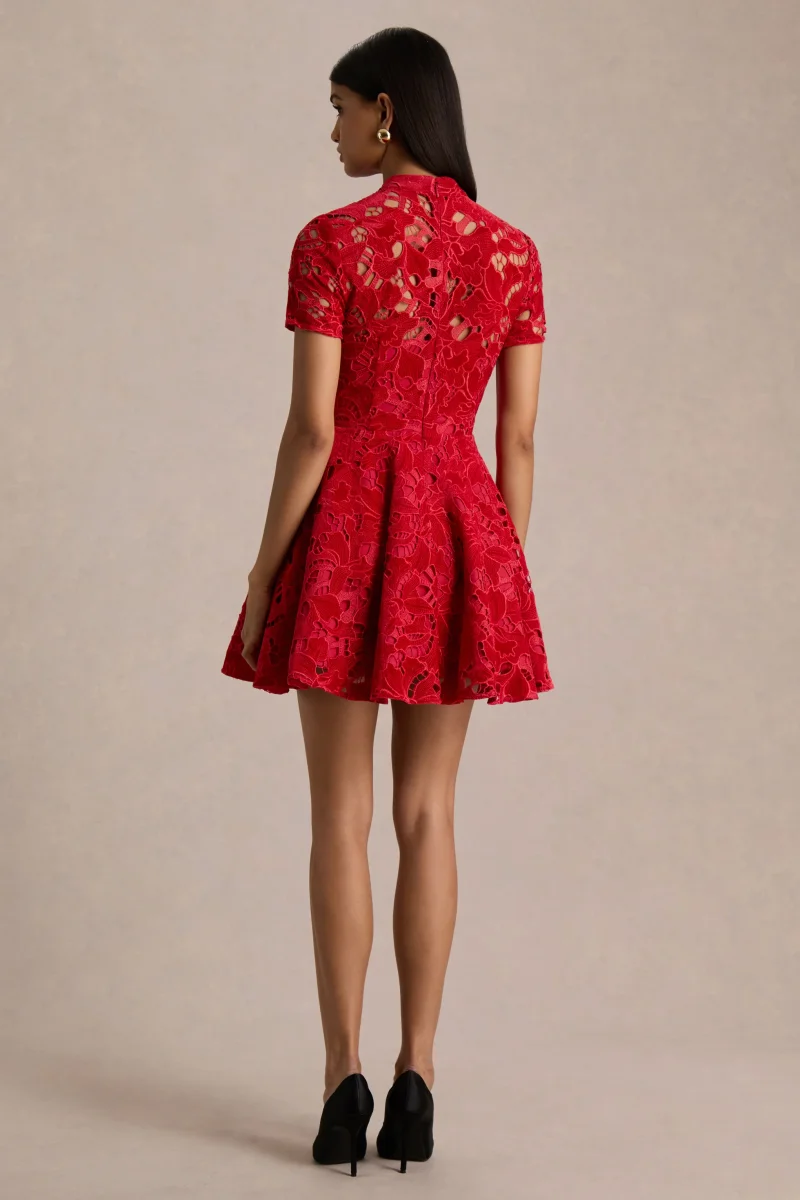 Roam | Vestido Corto de Encaje Rojo con Cuello Alto - Imagen 3