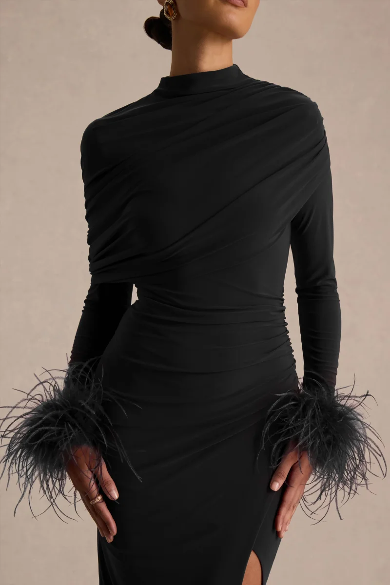 Gatsby | Vestido Largo Negro De Jersey Con Cuello Alto Y Puños Con Plumas - Imagen 4