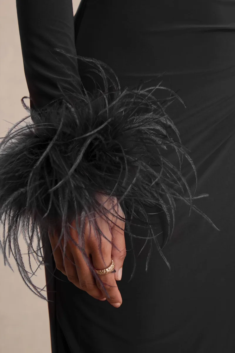 Gatsby | Vestido Largo Negro De Jersey Con Cuello Alto Y Puños Con Plumas - Imagen 7