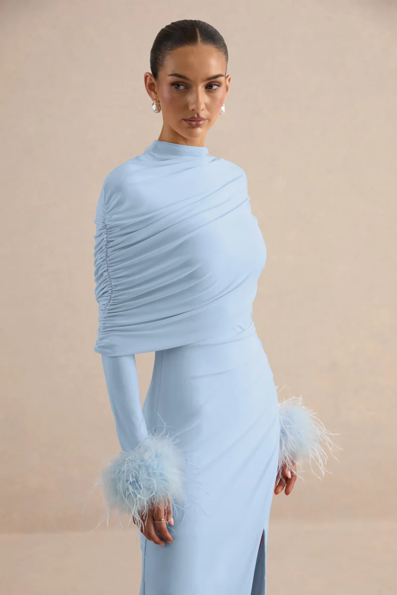 Gatsby | Vestido Largo Azul Claro De Jersey Con Cuello Alto Y Puños Con Plumas - Imagen 4