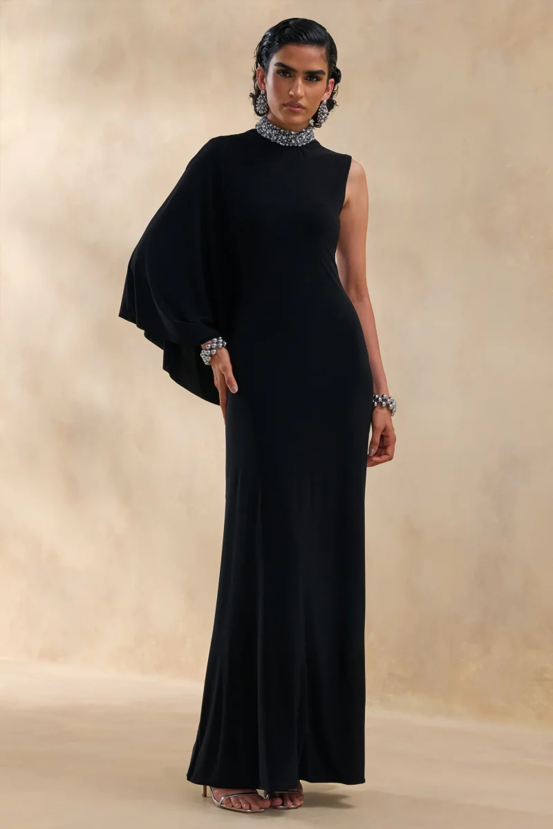 Oriana | Negro Vestido Largo con Cuello Alto Adornado y Una Sola Manga Tipo Capa