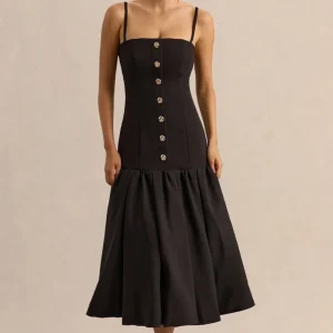 Briella | Vestido midi negro con escote bandeau y detalles de botones dorados