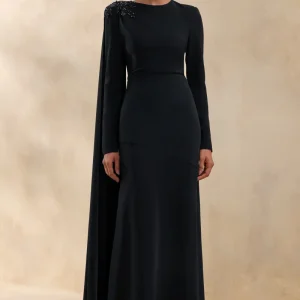 Reese | Vestido Largo Negro de Cuello Alto con Detalle de Fajín y Adornos