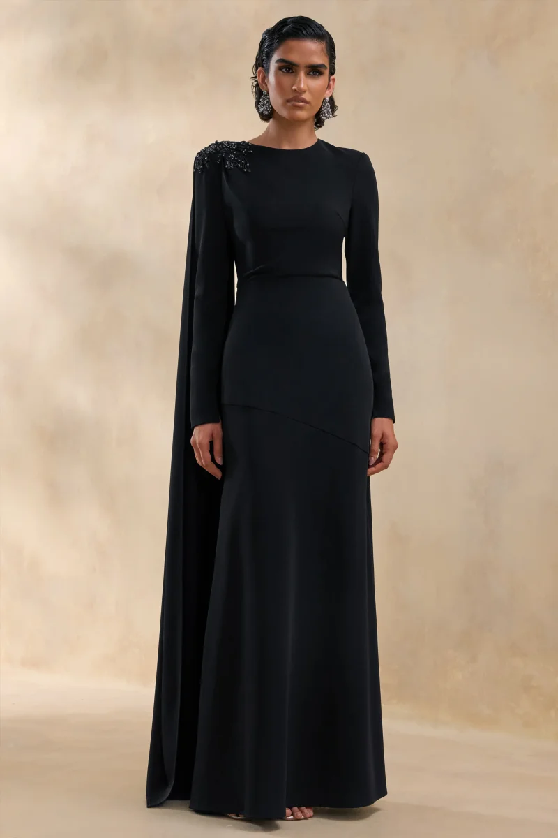 Reese | Vestido Largo Negro de Cuello Alto con Detalle de Fajín y Adornos