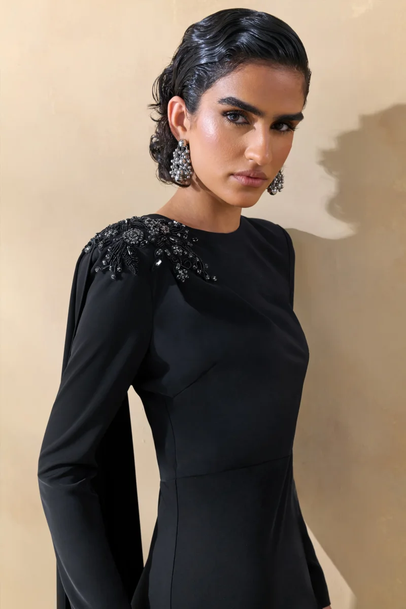 Reese | Vestido Largo Negro de Cuello Alto con Detalle de Fajín y Adornos - Imagen 4