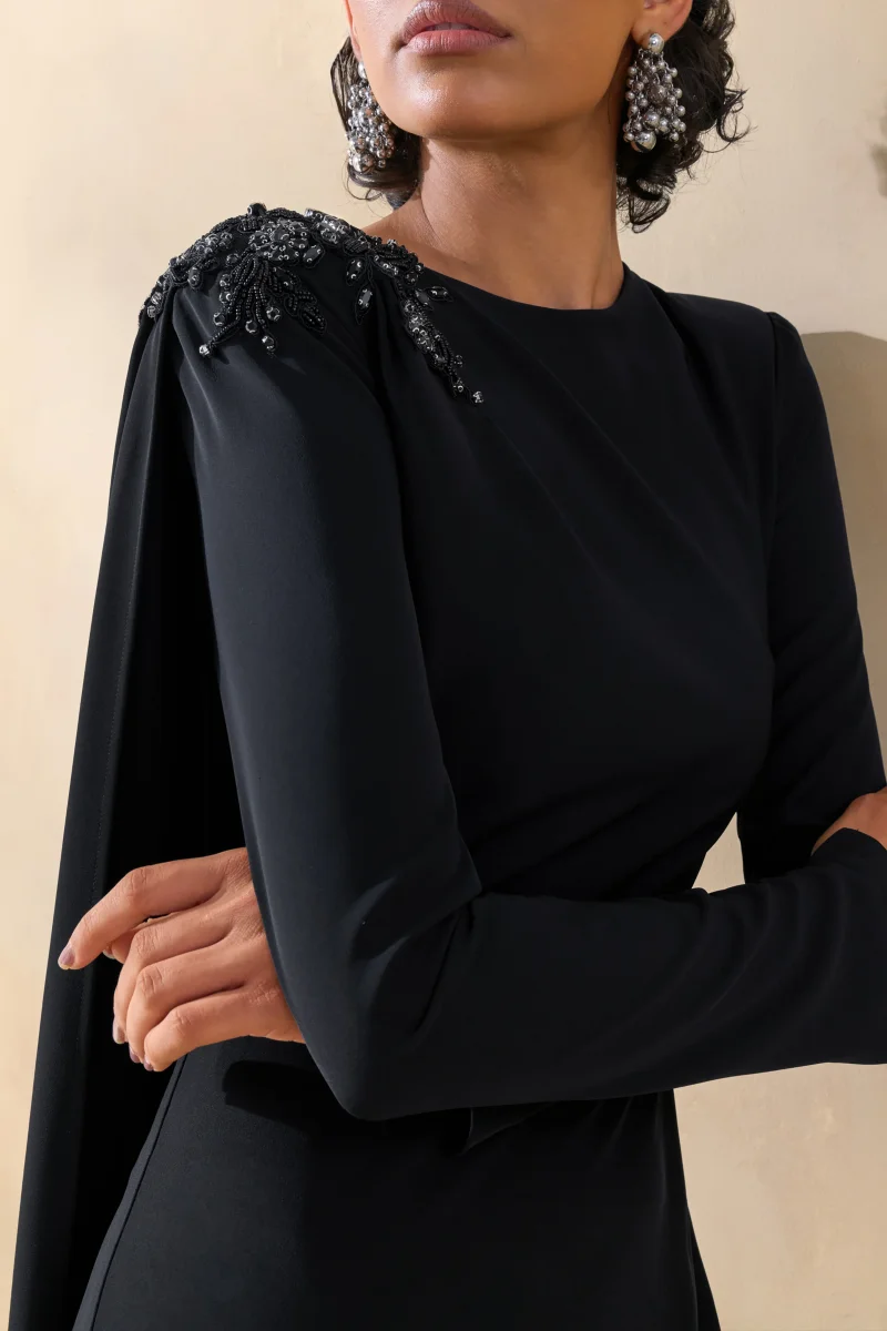 Reese | Vestido Largo Negro de Cuello Alto con Detalle de Fajín y Adornos - Imagen 6
