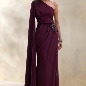Solace | Vestido Largo Ciruela Oscuro con Escote Asimétrico y Abertura Frontal Alta
