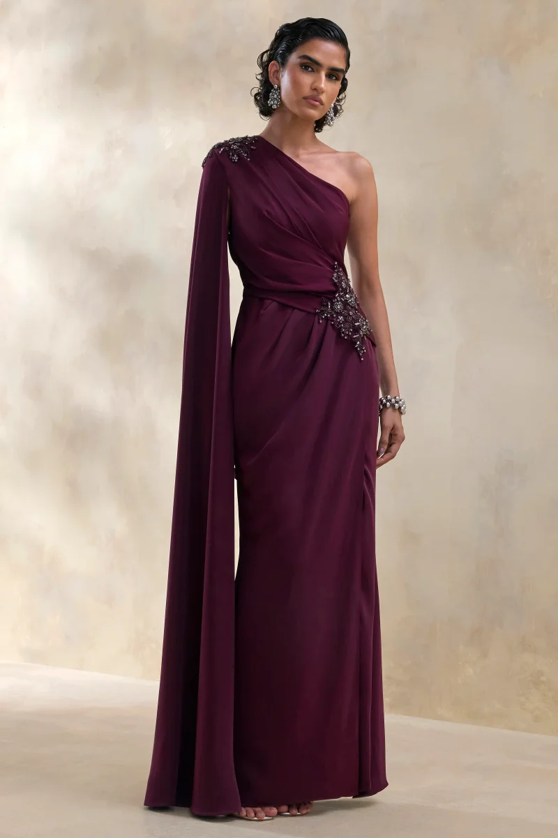 Solace | Vestido Largo Ciruela Oscuro con Escote Asimétrico y Abertura Frontal Alta - Imagen 2