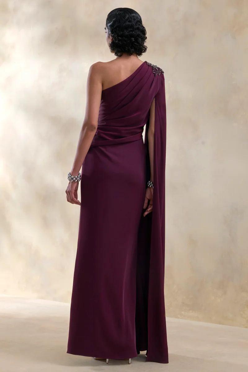 Solace | Vestido Largo Ciruela Oscuro con Escote Asimétrico y Abertura Frontal Alta - Imagen 3