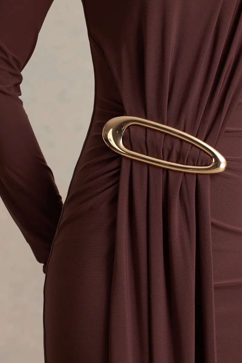 Zadie | Vestido Largo Marrón de Cuello Alto con Detalle Fruncido - Imagen 7