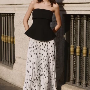 Stellara | Vestido Largo Negro Y Blanco De Lunares De Scuba Crepé Con Escote Bandeau Y Falda Plisada