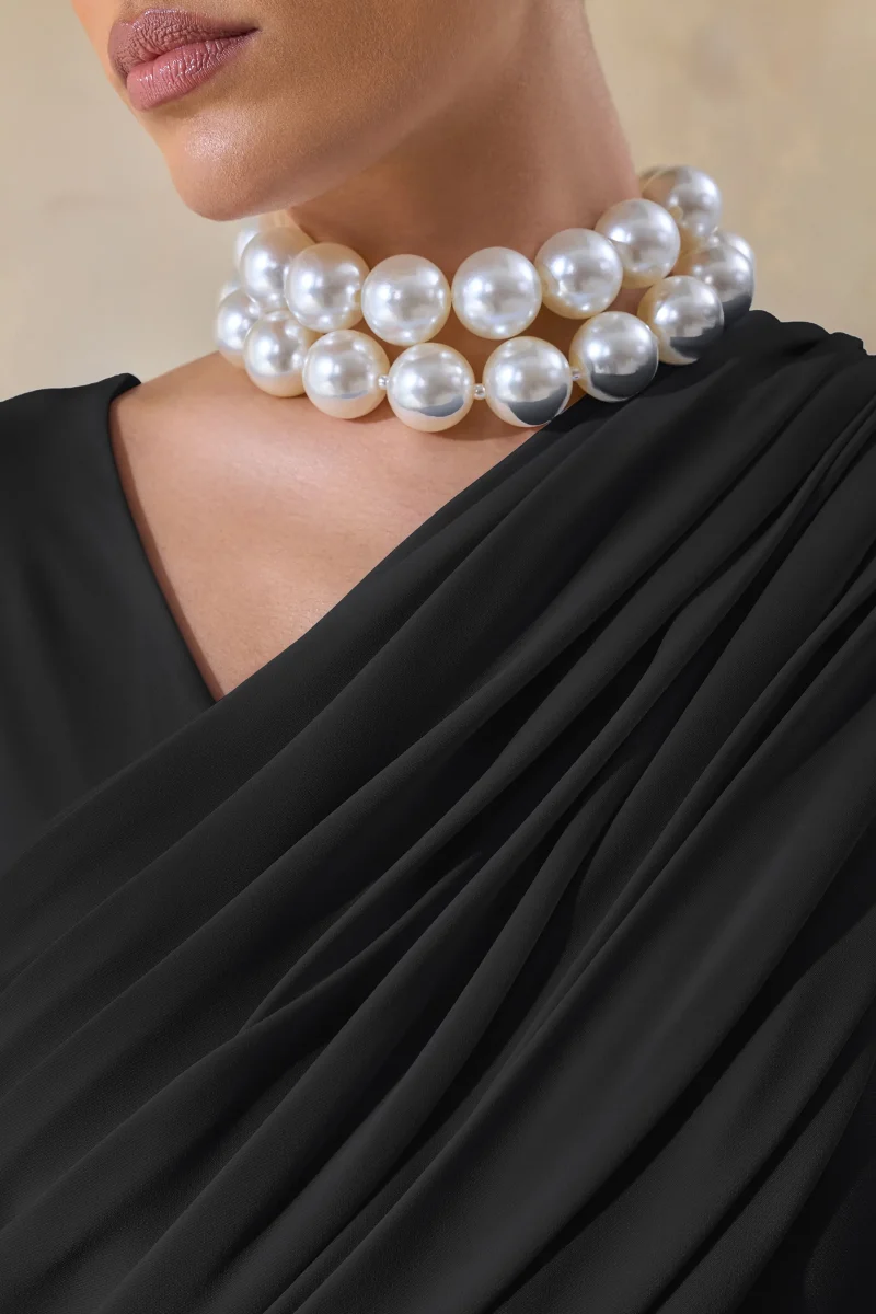 Rubelle | Vestido Largo Negro con Escote Asimétrico y Detalle Drapeado - Imagen 7